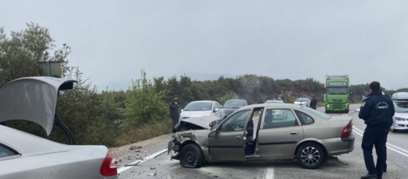 Σοκαριστικό τροχαίο στην Λαμία - Τραυματίστηκαν τέσσερις επιβάτες (φώτο)